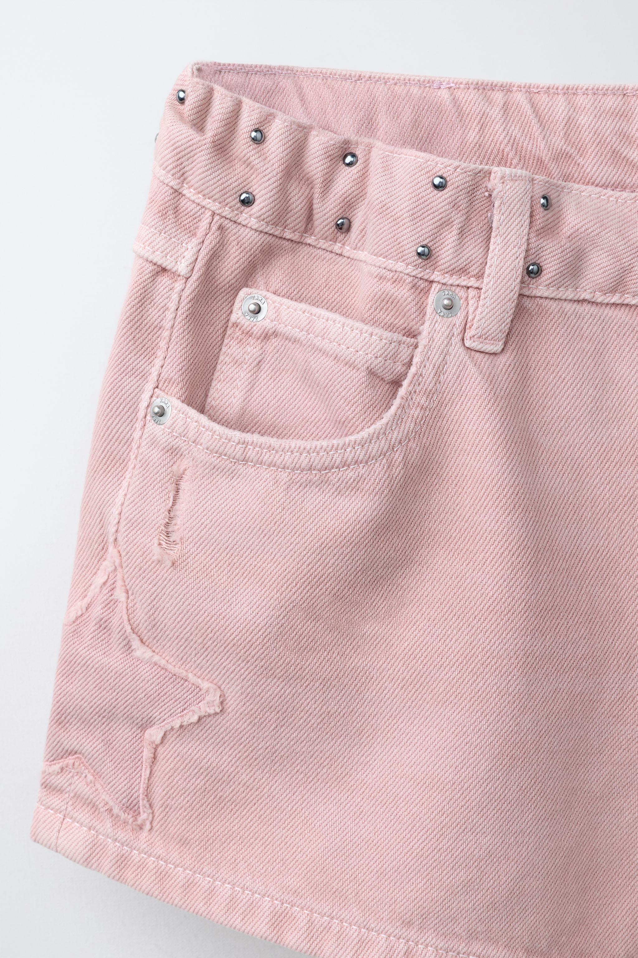 SHORT EN JEAN AVEC PIÈCE ÉTOILE ET CLOUS